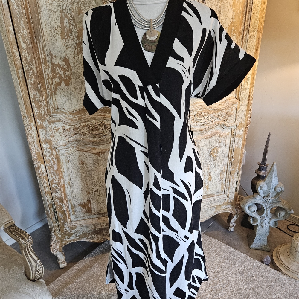 Black & White Abstract V-Neck Women's Dress